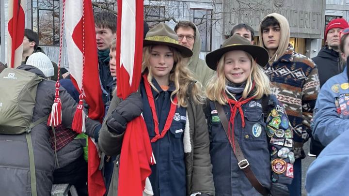 Spejdere der står med fane i københavn