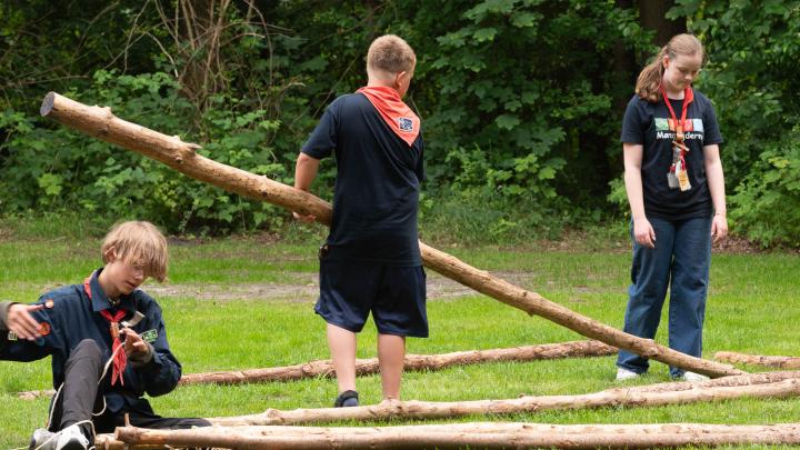 3 spejdere bygger med rafter