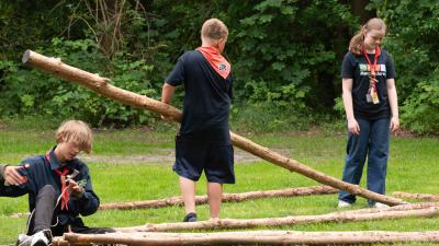 3 spejdere bygger med rafter